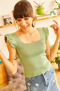 Женская зеленая летняя трикотажная блузка с рюшами на рукавах Olalook, зеленый