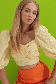 Женская желтая укороченная блузка с вырезом на спине и цветочной вышивкой в мелкую клетку Trend Alaat Stili, желтый