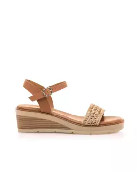 Женские босоножки на танкетке из кожи с металлическими деталями Mustang, коричневый