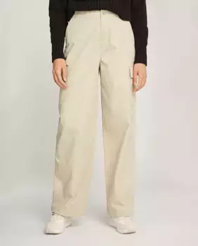 Женские брюки-карго стандартного кроя из атласного твила Calvin Klein Jeans, цвет Crudo