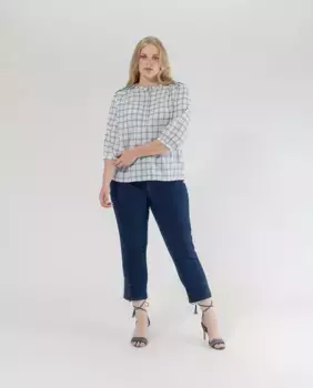 Женские джинсы-капри с вышивкой и стразами внизу October, индиго