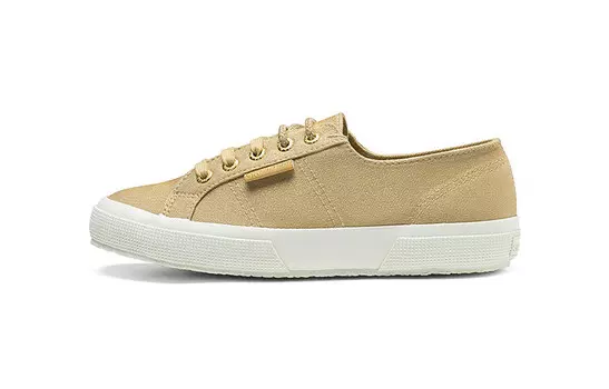 Женские кеды с низким верхом бежевого/белого цвета Superga