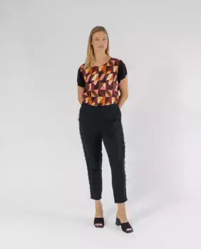 Женские классические брюки из гладкой ткани с кружевом сбоку October, черный