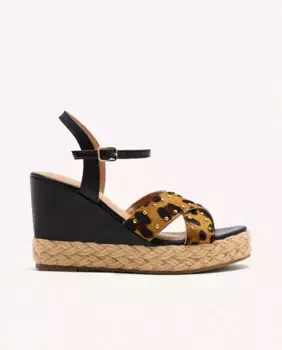 Женские кожаные босоножки на танкетке с заклепками и анималистичным принтом Gioseppo, цвет Estampado