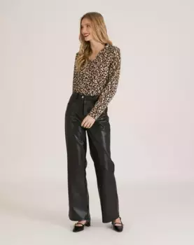 Женские расклешенные брюки из искусственной кожи средней посадки Naf Naf, черный