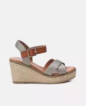 Женские серые босоножки на танкетке с застежкой-пряжкой Xti, серый