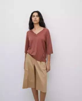 Женские шорты-бермуды из габардина со складками Yerse, цвет Camel