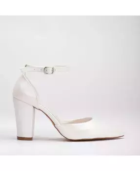 Женские туфли Gisele на закрытом мысе с квадратным каблуком Forever & Always Shoes, белый