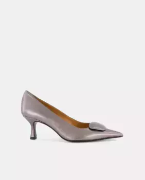 Женские туфли-лодочки на каблуке с металлической отделкой Latouche, цвет Plomo