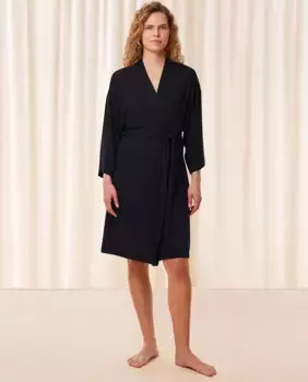 Женский халат со спущенным плечом Triumph, черный