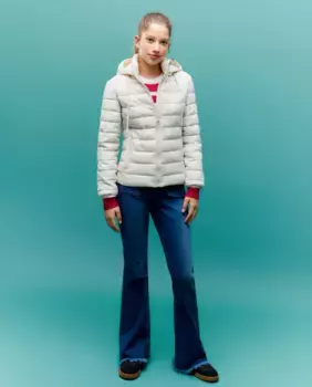 Женский короткий легкий пуховик с капюшоном Green Coast, цвет 120 Crudo