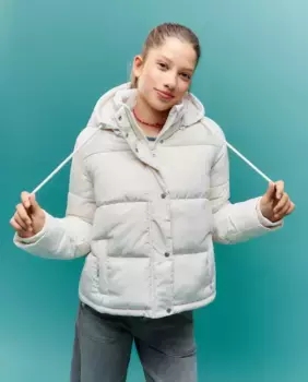Женский короткий пуховик с капюшоном Green Coast, цвет 120 Crudo