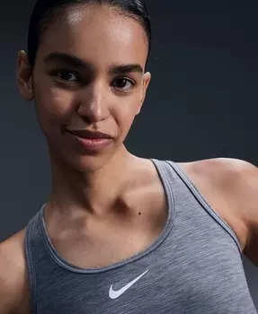 Женский спортивный бюстгальтер средней ударопрочности с подбивкой Swoosh Nike, серый