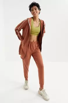 Женский спортивный костюм-туника удобной формы с капюшоном, рукавами на молнии и текстовой вышивкой цвета корицы TOMMYLIFE