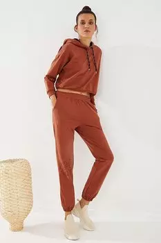 Женский спортивный костюм удобной формы с эластичным принтом корицы и текстом TOMMYLIFE