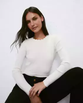 Женский свитер с круглым вырезом и отделкой фестонами Easy Wear, цвет 120 Crudo