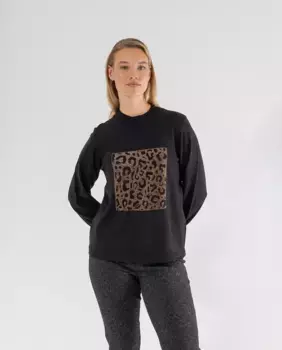 Женский свитер с позиционным принтом из стразов October, черный