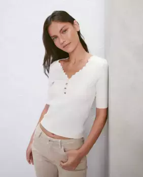 Женский свитер с V-образным вырезом и отделкой фестонами Easy Wear, цвет 120 Crudo