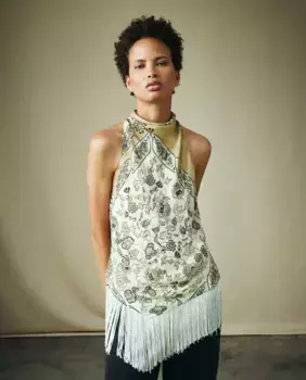 Женский топ без рукавов с вырезом через шею и бахромой по низу Maksu, цвет Crudo