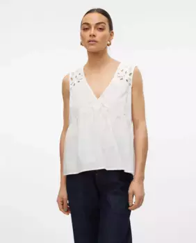 Женский топ с рукавами в пройме и вырезанным узором Vero Moda, белый