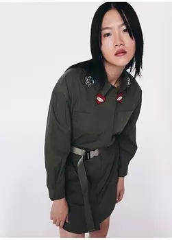 Женское платье длиной выше колена цвета хаки с рубашечным воротником Twist