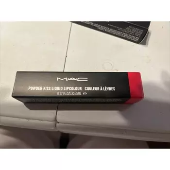 Жидкая губная помада Powder Kiss, оттенок 984 Billion $ Smile, 5 мл, 0,17 унции — новинка в коробке, Mac