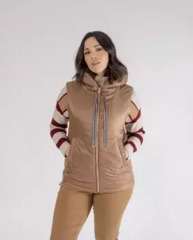 Жилет женский стеганый комбинированный с капюшоном October, цвет Camel