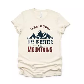 Жизнь лучше в горах Красочная футболка с короткими рукавами и рисунком Simply Sage Market, цвет Cream