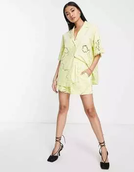 Жёлтые шорты с вышивкой ASOS