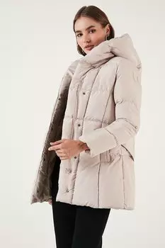 Зимний пуховик стандартного кроя с карманами и поясом и капюшоном 55650154 Lela, камень