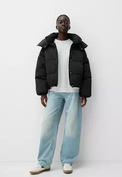 Зимняя куртка Bershka, черный