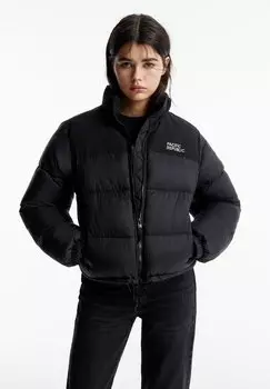 Зимняя куртка PULL&BEAR, черная