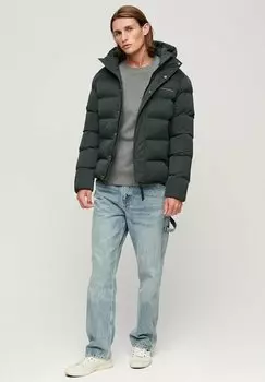 Зимняя куртка Superdry ПУФФЕР ИЗ МИКРОФИБРЫ С КАПЮШОНОМ, цвет academy dark green
