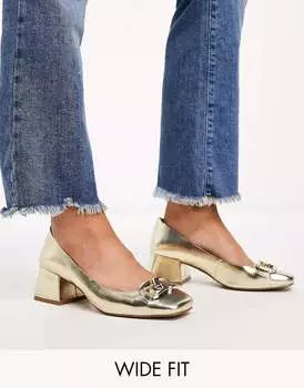Золотистые туфли на среднем каблуке ASOS Wide Fit Skylar с цепочкой