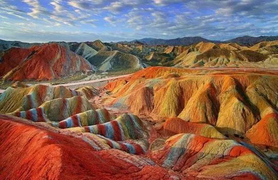 Алмазная вышивка «Цветные скалы»