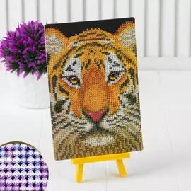 Алмазная мозаика с частичным заполнением на подставке