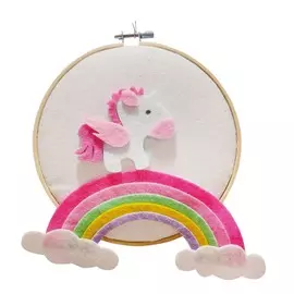 Аппликация из текстильных деталей на пяльцах