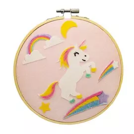 Аппликация из текстильных деталей на пяльцах