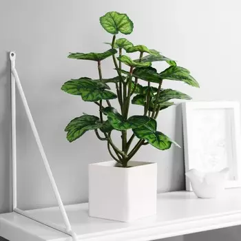 Искусственный цветок в горшке