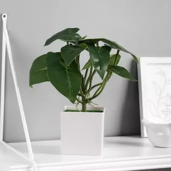 Искусственный цветок в горшке