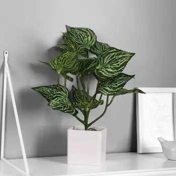 Искусственный цветок в горшке