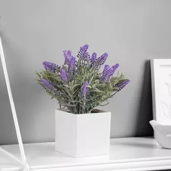 Искусственный цветок в горшке