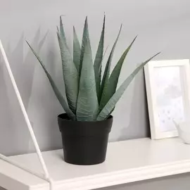 Искусственный цветок в горшке