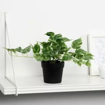 Искусственный цветок в горшке