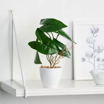 Искусственный цветок в горшке