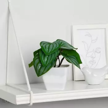 Искусственный цветок в горшке