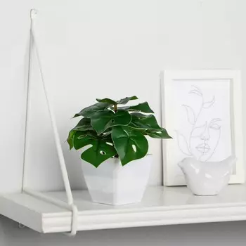 Искусственный цветок в горшке