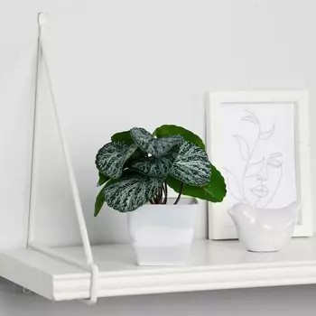 Искусственный цветок в горшке