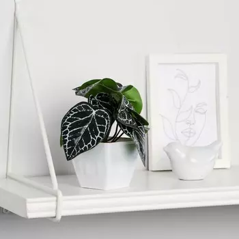 Искусственный цветок в горшке