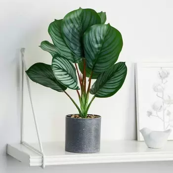 Искусственный цветок в горшке